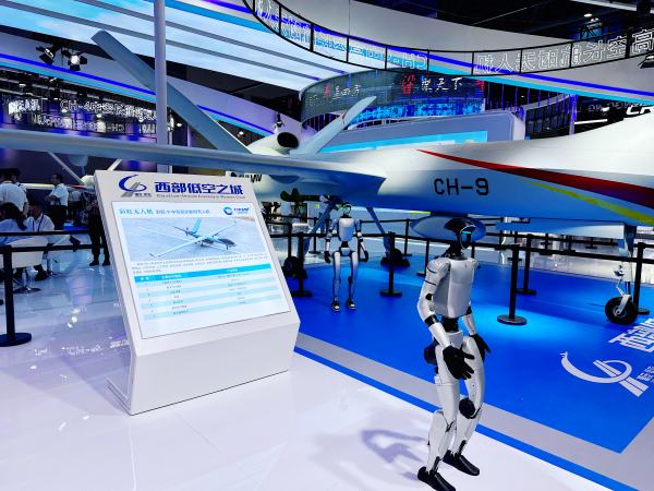 無人機與智能機器人“迎客”。黃亞輝攝