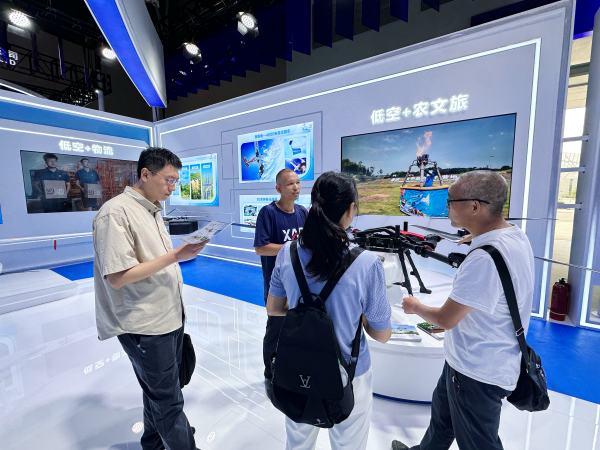 客商了解梁平區低空經濟應用場景。黃亞輝攝