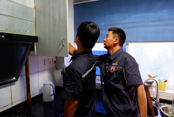 入戶開展燃氣安全檢查。重慶燃氣集團供圖