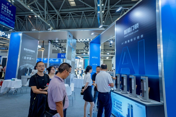 市民在大渡口區企業展臺參觀。大渡口區融媒體中心供圖