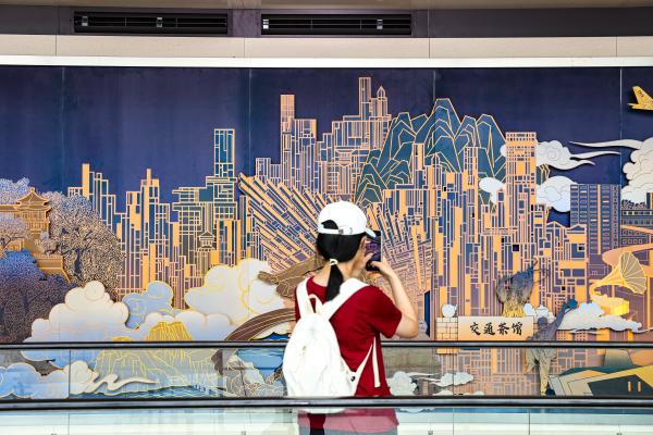 旅客打卡長卷壁畫。重慶機場集團供圖