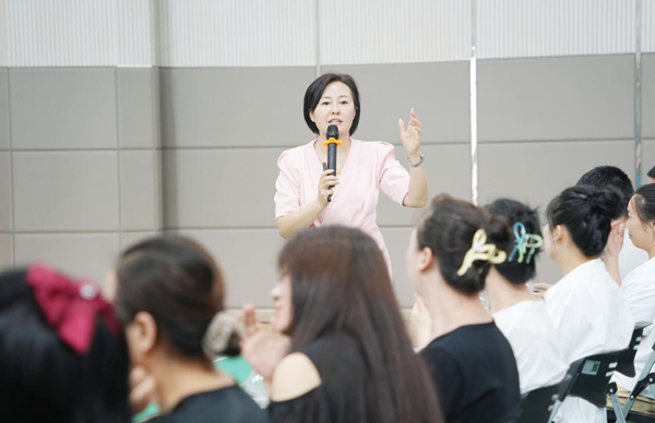 湯海博作專題講座。江北區新村國奧小學供圖