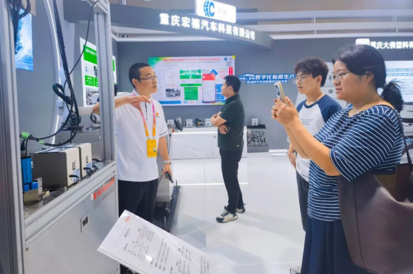 企業現場講解。潼南區融媒體中心供圖