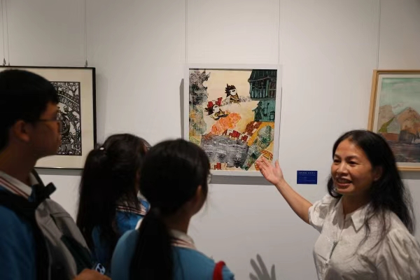 工作人員介紹展出作品。彭水縣委宣傳部供圖