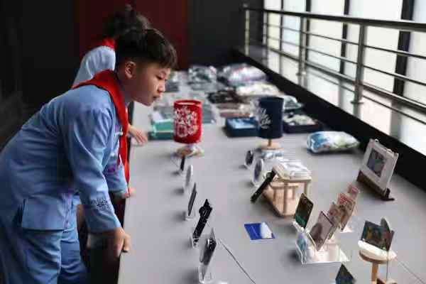 學生們正在欣賞展出作品。彭水縣委宣傳部供圖