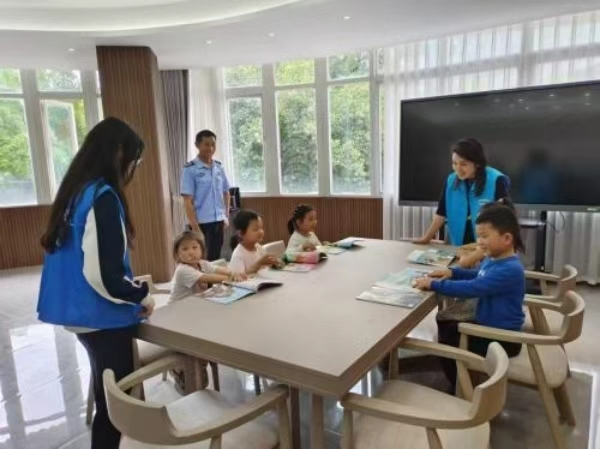 人和街道辦事處聯合團縣委依托網格綜合服務驛站聯合推出的“假期公益托管營”。 人和街道供圖