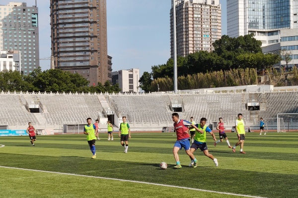 烈日當空，渝中隊全力備戰。任峰攝