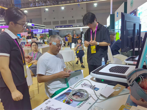 市民體驗相關產品。主辦方供圖