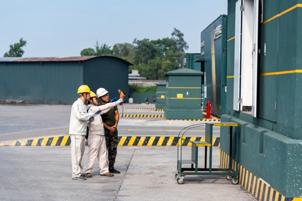 電力人員對配電設施進行安全檢查。國網重慶永川供電公司供圖