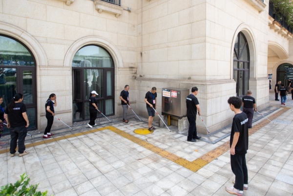 開展中途失明者戶外定向行走訓練，助力融入社會。渝北區殘聯供圖