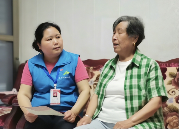 網格員走訪孤寡老人。江口鎮供圖