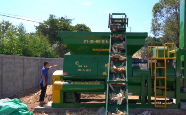 機械化助力秋收。江忱菊攝