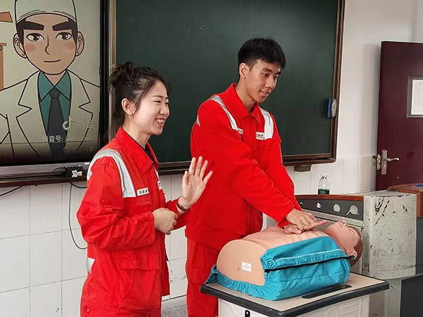 志愿者們現場演示心肺復蘇。重慶輸油氣分公司供圖
