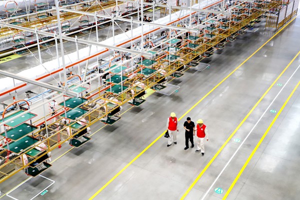 國網永川供電公司員工在雅迪集團重慶永川電動車生產基地了解客戶用電情況。林熙熙攝