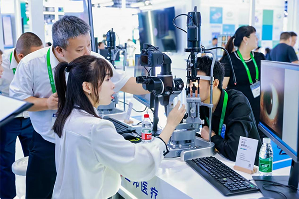 劉夏露在展區分享設備運用。重慶南坪愛爾眼科醫院供圖