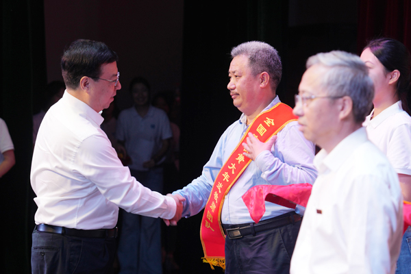 表彰國家級和省部級榮譽稱號先進集體和個人。蘭天攝