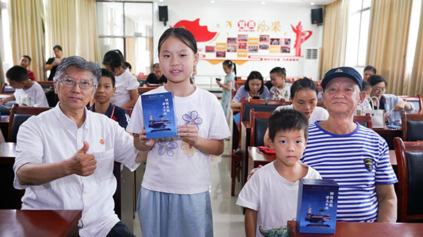 孩子與老兵合影?；顒又鬓k方供圖