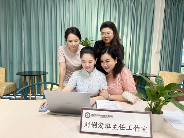 肖堯（前排左一）。重慶市巴蜀藍湖郡小學校供圖