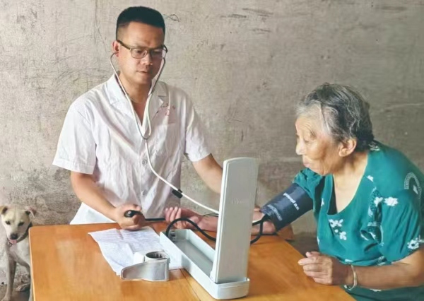 張繼勇為村民測量血壓。李達元攝