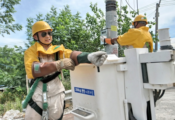 獲獎作品《烈日下的堅守》組圖之一。國網重慶市電力公司供圖
