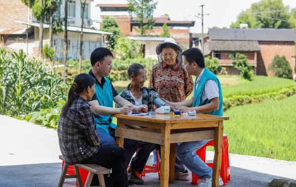 梁平區柏家中心衛生院醫務人員在龍鳳村七組為村民進行慢阻肺篩查。熊偉攝