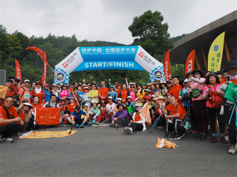 往屆徒步大賽現場，戶外運動愛好者合影留念。陳娜霖 攝