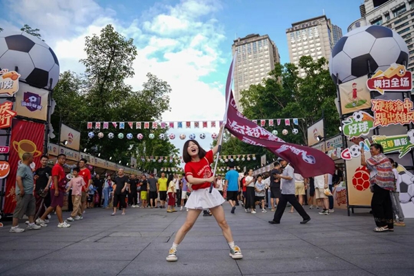 球迷揮舞旗幟助威。 吳汪洋 攝