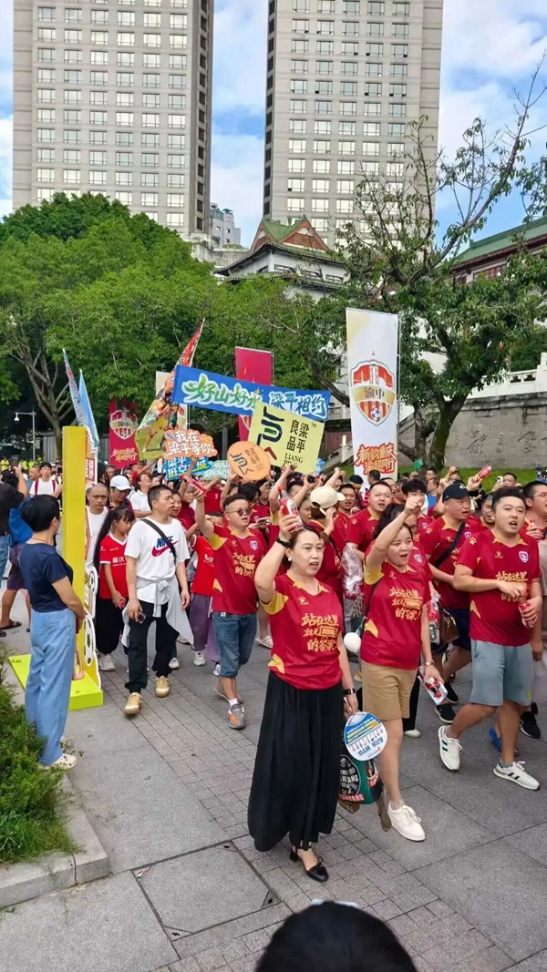 球迷們穿著助威球衣陸續入場。付佳樂 攝