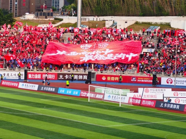 球場看臺人頭攢動。 李聰沖 攝