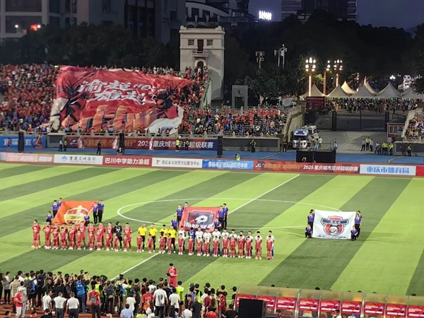 球員列隊登場。曹陽 攝