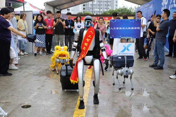 機器人、機器狗成“搬運工”。重慶城市科技學院供圖