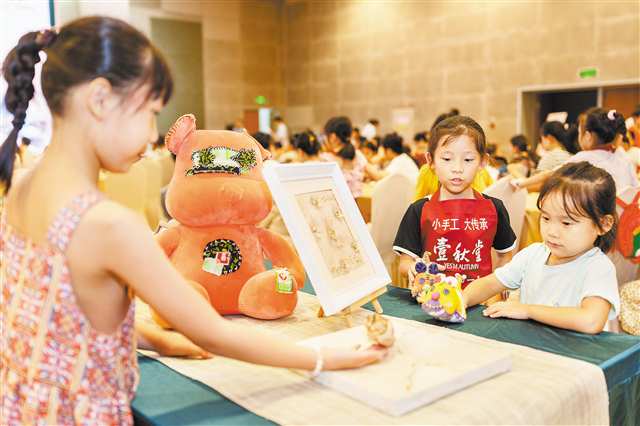 九月十四日，重慶科技館，小朋友們被可愛的榮昌夏布老虎吸引。記者 李雨恒 攝\視覺重慶