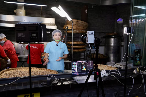 學生現場直播推介“劉家四合胡豆”。重慶財經學院供圖
