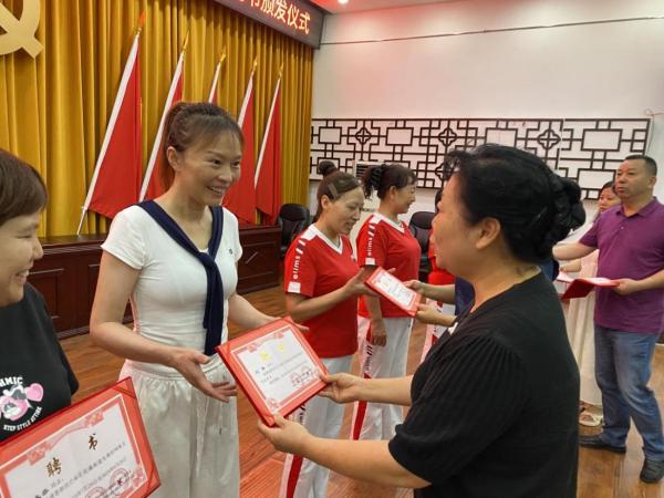 先鋒村聘任儀式現場?；ㄏ值拦﹫D