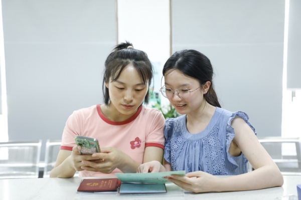 工作人員指導寶媽線上申領育兒補貼。魚嘴鎮供圖