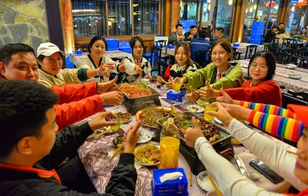 食客點贊萬州烤魚（資料圖）。萬州區委宣傳部供圖