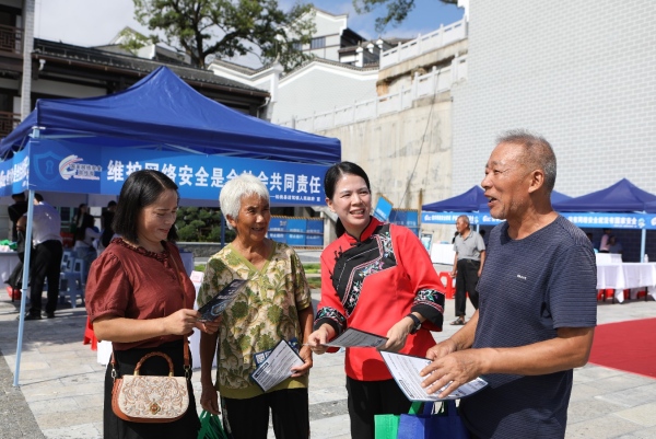 工作人員正在向群眾進行網絡安全宣傳。胡程攝