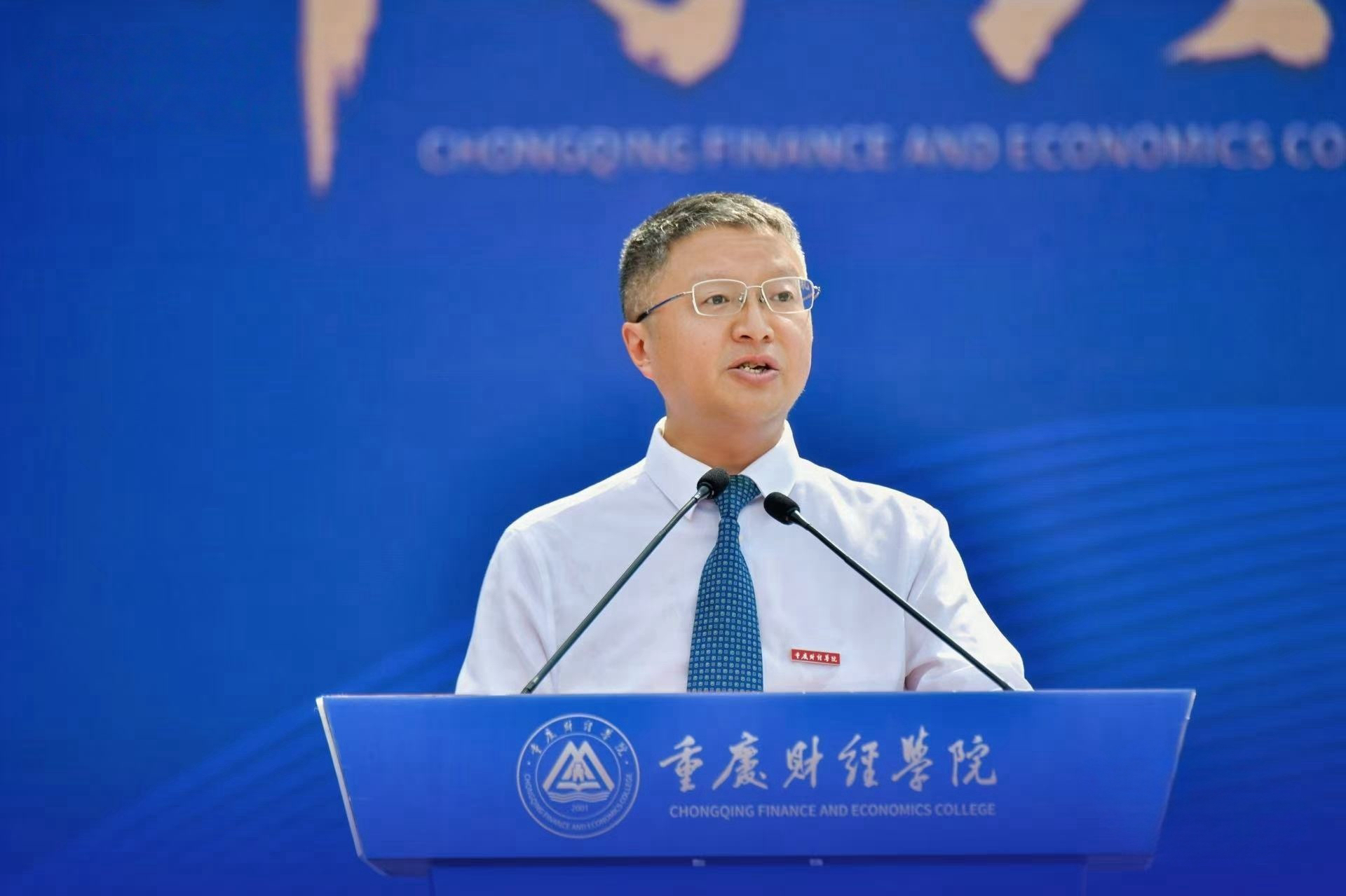 校長吳華安寄語新生。重慶財經學院供圖