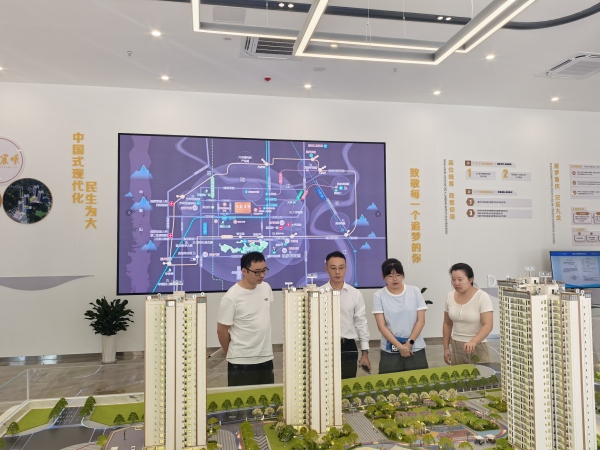 市民在售樓部了解住宅情況。徐雯瑄攝