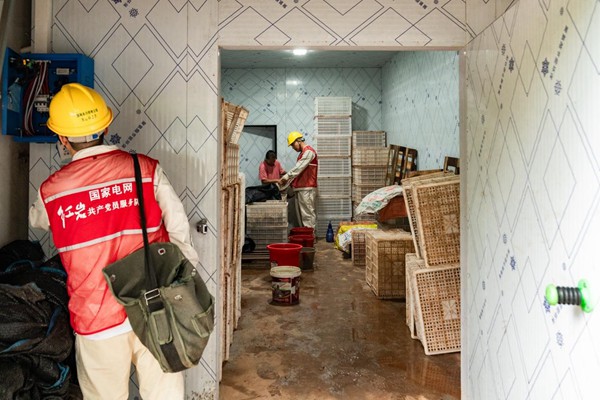 電力人員對凍庫用電進行安全檢查。國網永川供電公司供圖