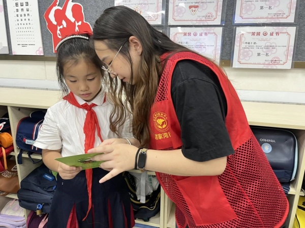 志愿者正在向孩子講解垃圾分類知識。謝家灣街道供圖