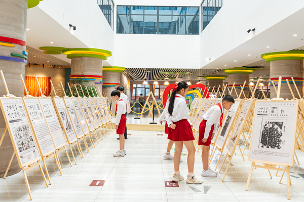 學生們參觀展覽。羅云希攝