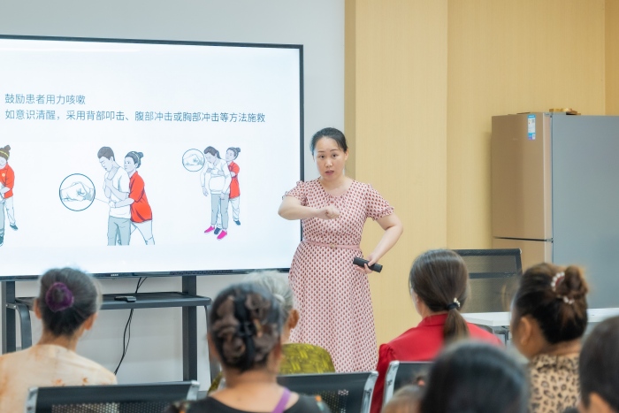 全國道德模范白時玲為群眾作健康知識科普講座。渝北區委宣傳部供圖