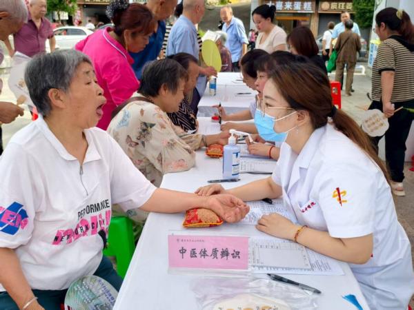 專家義診。郭彩霞攝