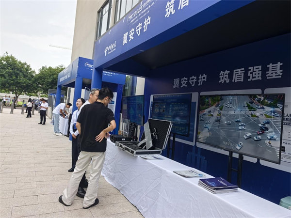 工作人員為用戶做演示和講解。中國電信重慶公司供圖