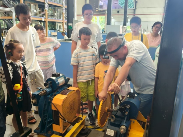 青少年在接受電梯安全科普。龍山街道供圖