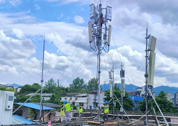 施工人員在梁平機場附近開展5G-A通感一體基站安裝作業。重慶移動供圖