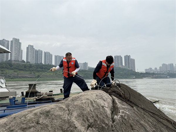 工作人員正在作業。長江重慶航道局供圖