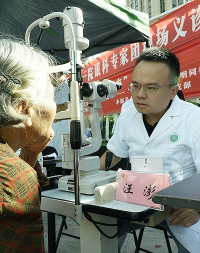 義診現場，重醫附一院眼科醫生汪澎為當地居民看診。豐都縣人民醫院供圖