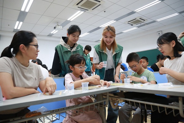 小朋友們做文物修復模擬實驗。重慶大學供圖
